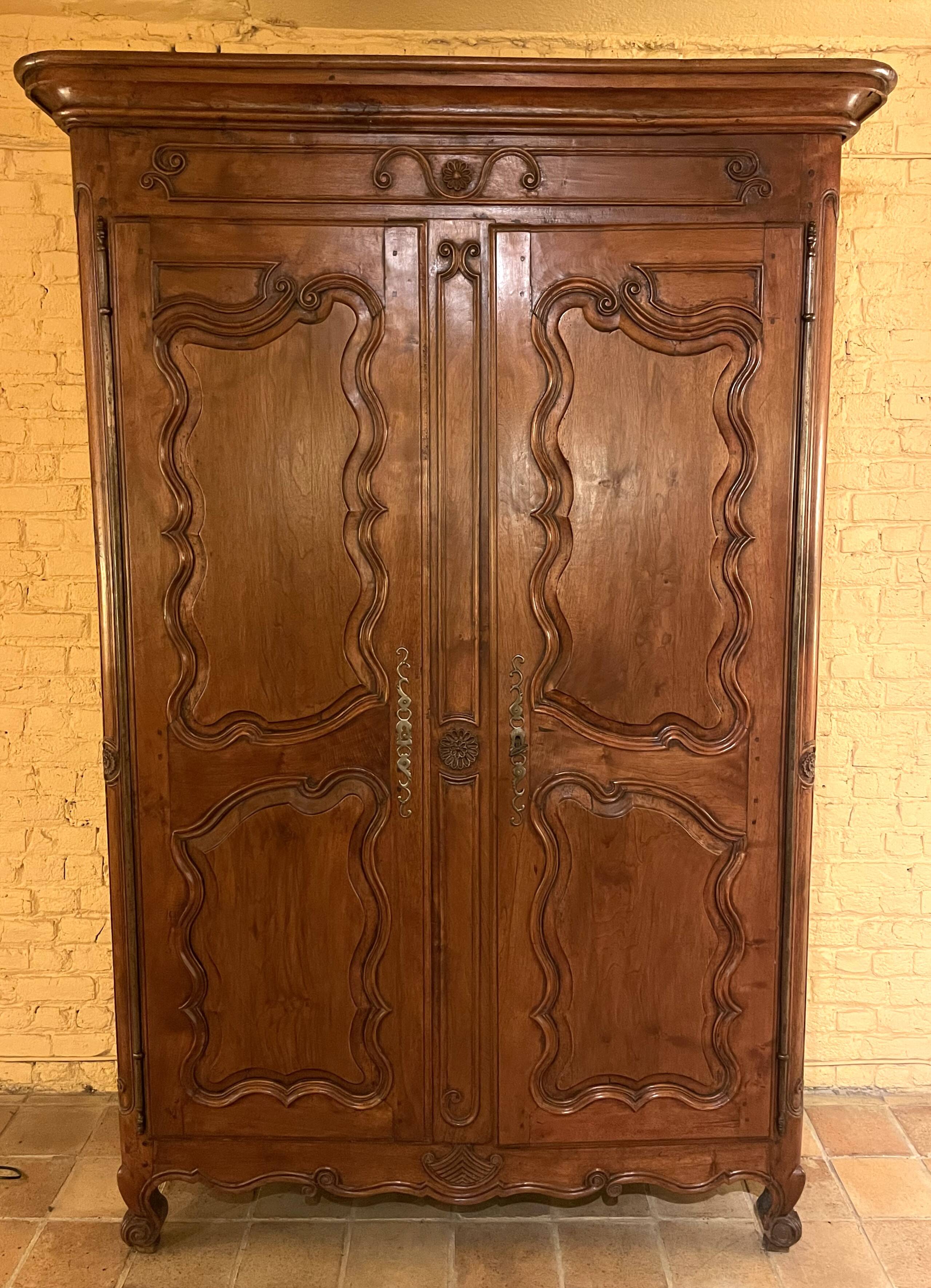 Louis XV walnut wardrobe - 18th century