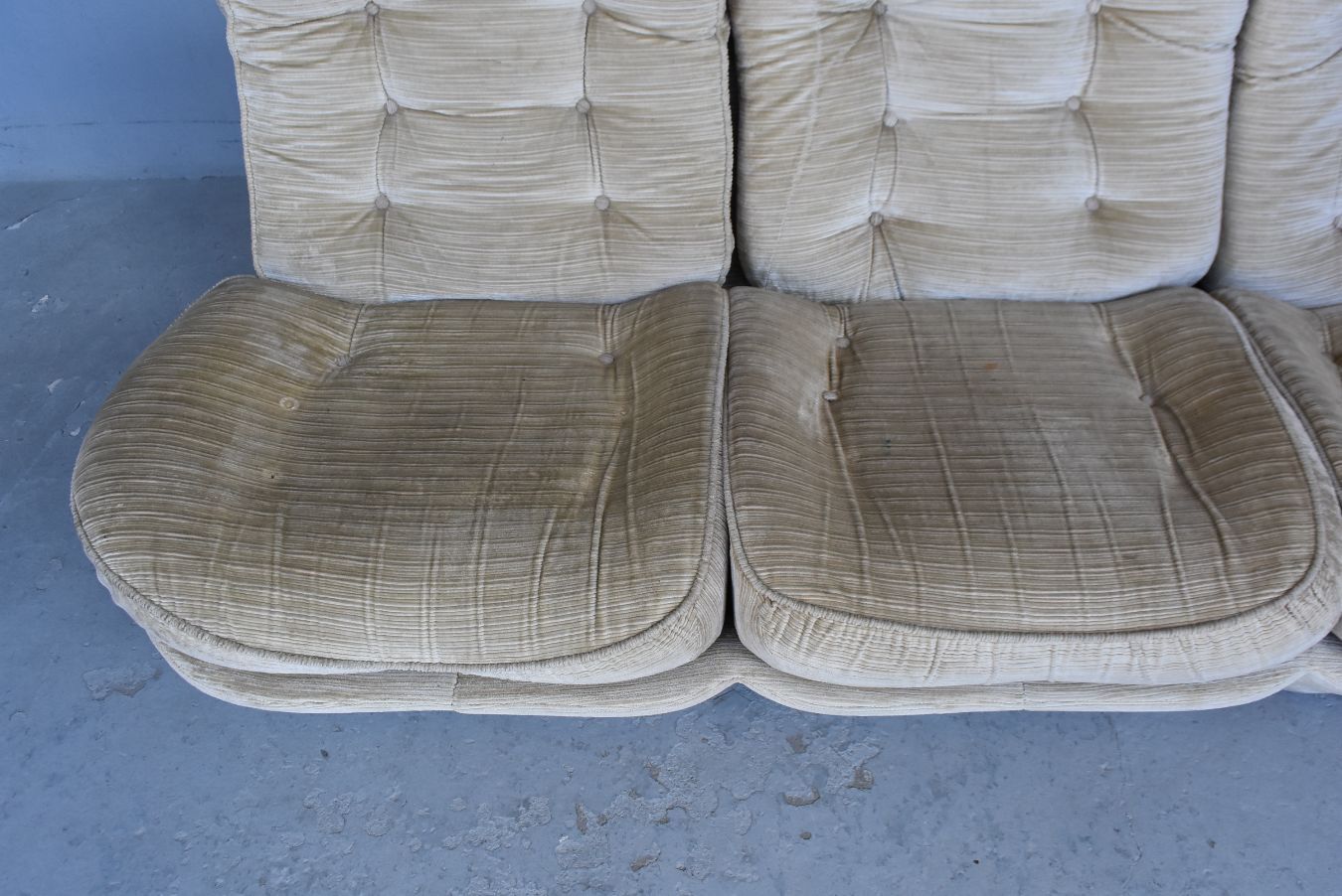 Salon baquet en velours beige vintage années 70