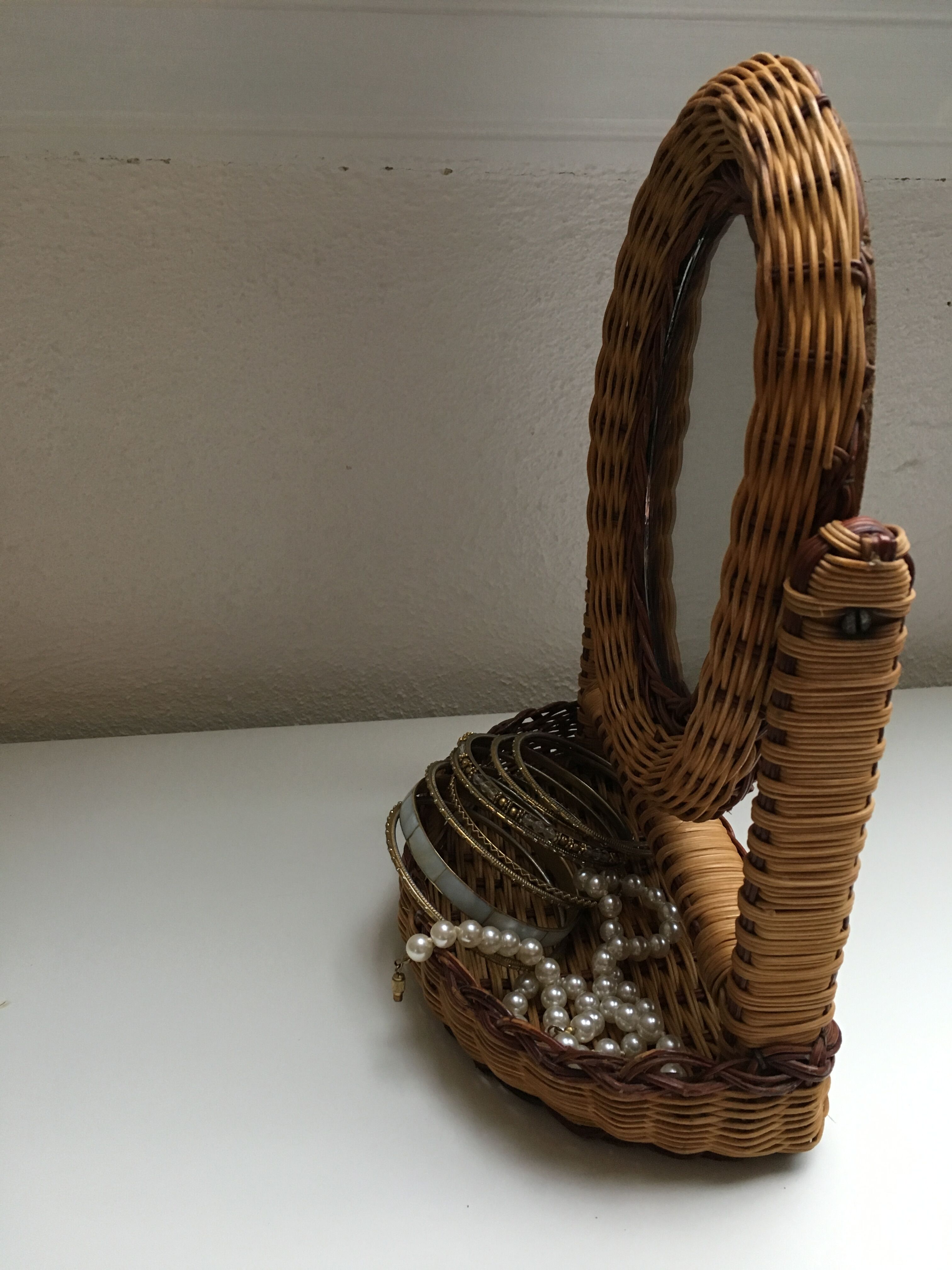 Table mirror in rattan 29 x 20 cm