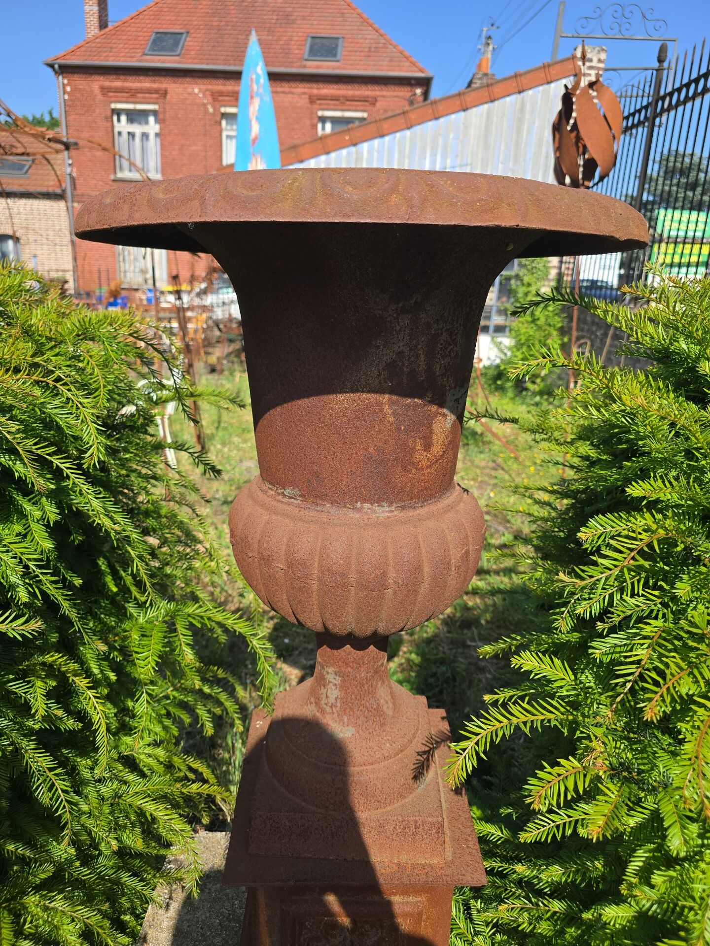 Vase médicis avec socle en fonte
