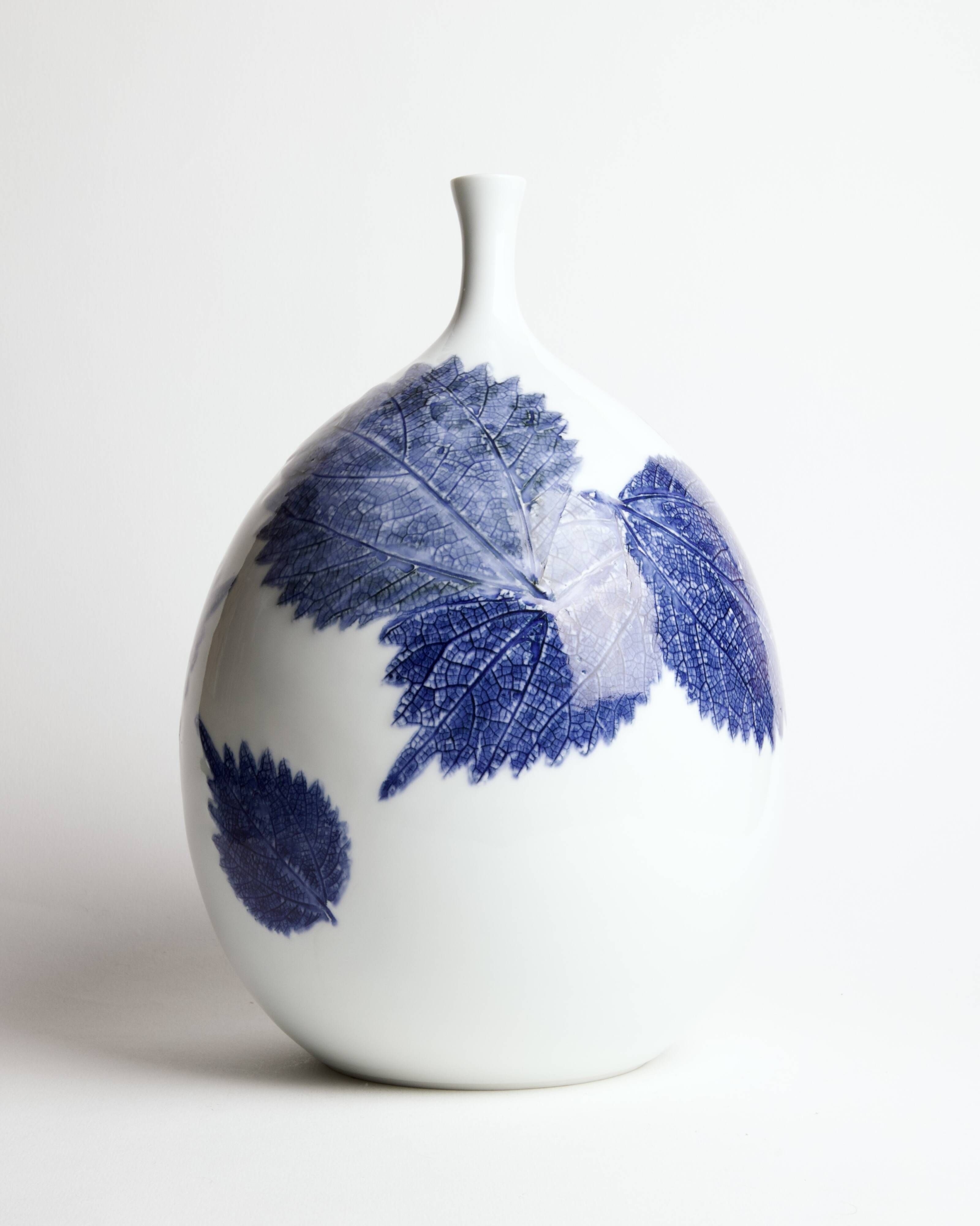 Porcelain vase by Fujii Shumei: Summer breeze in the foliage