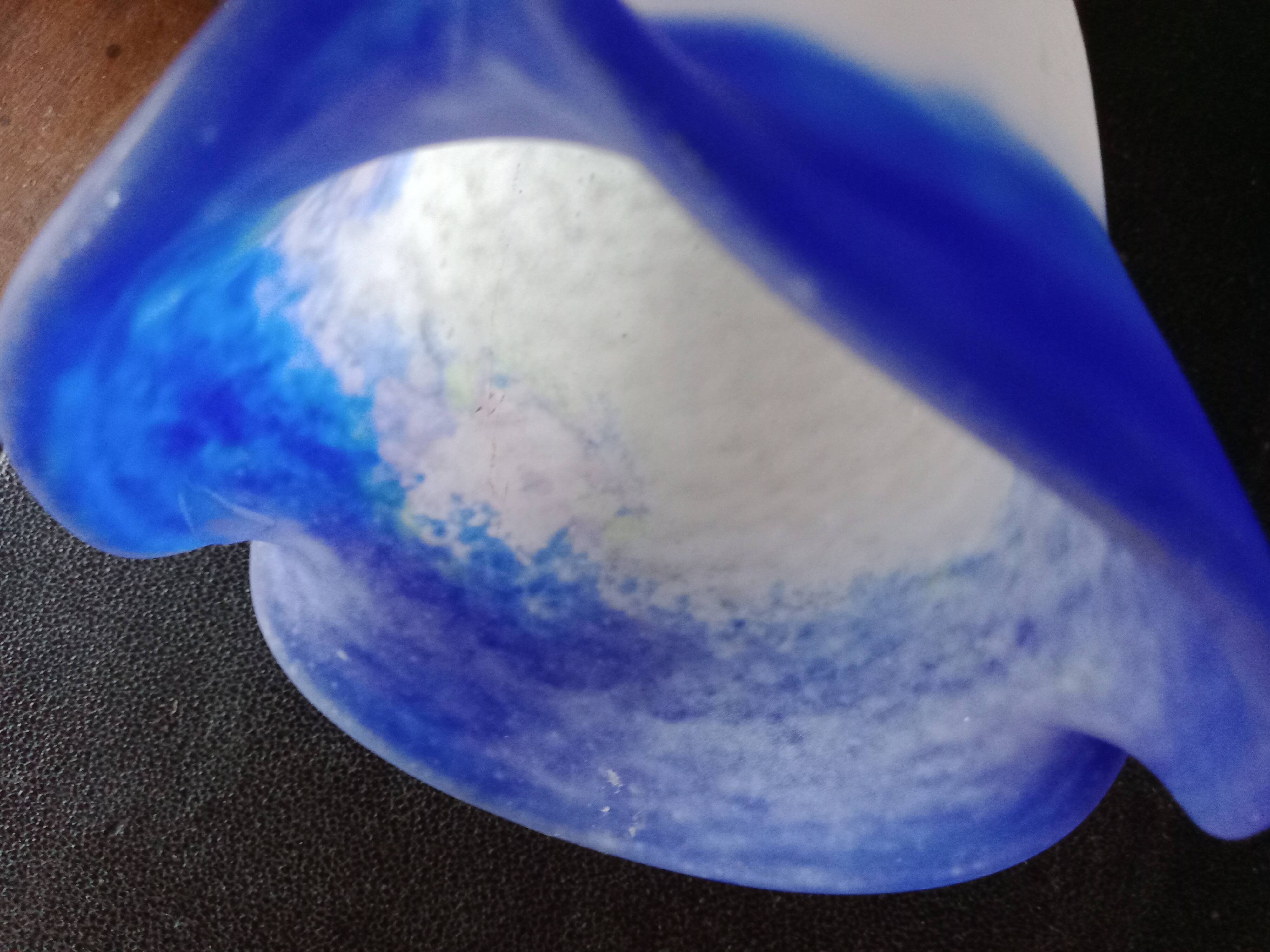 Signé degué - tulipe en verre marmoréen blanc et bleu roy