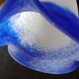 Signé degué - tulipe en verre marmoréen blanc et bleu roy