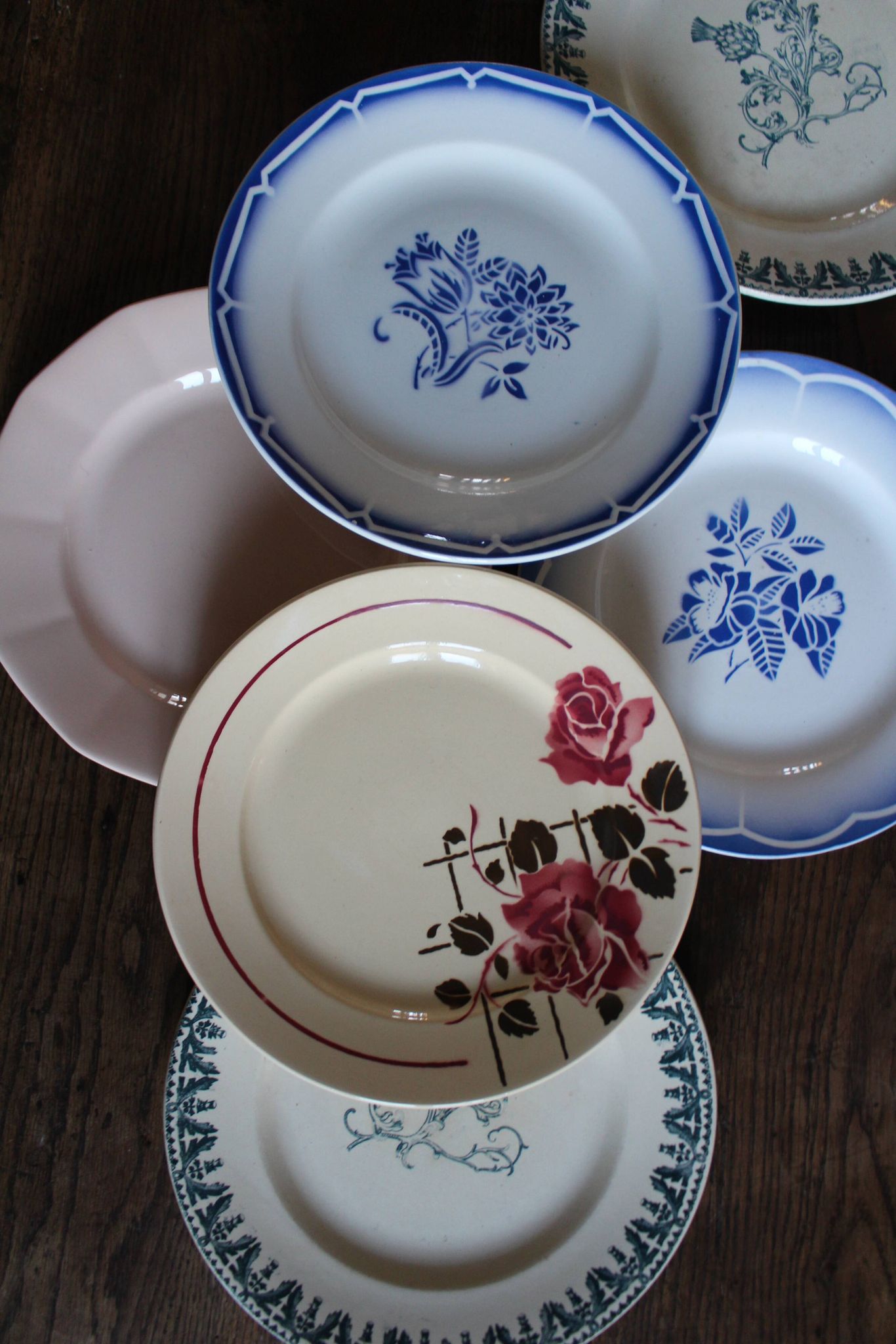 A set of 6 mismatched blue and pink floral dinner plates from Terre de Fer, Digoin.