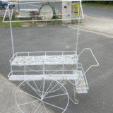 Chariot fleuriste ou bar de jardin en fer perforé