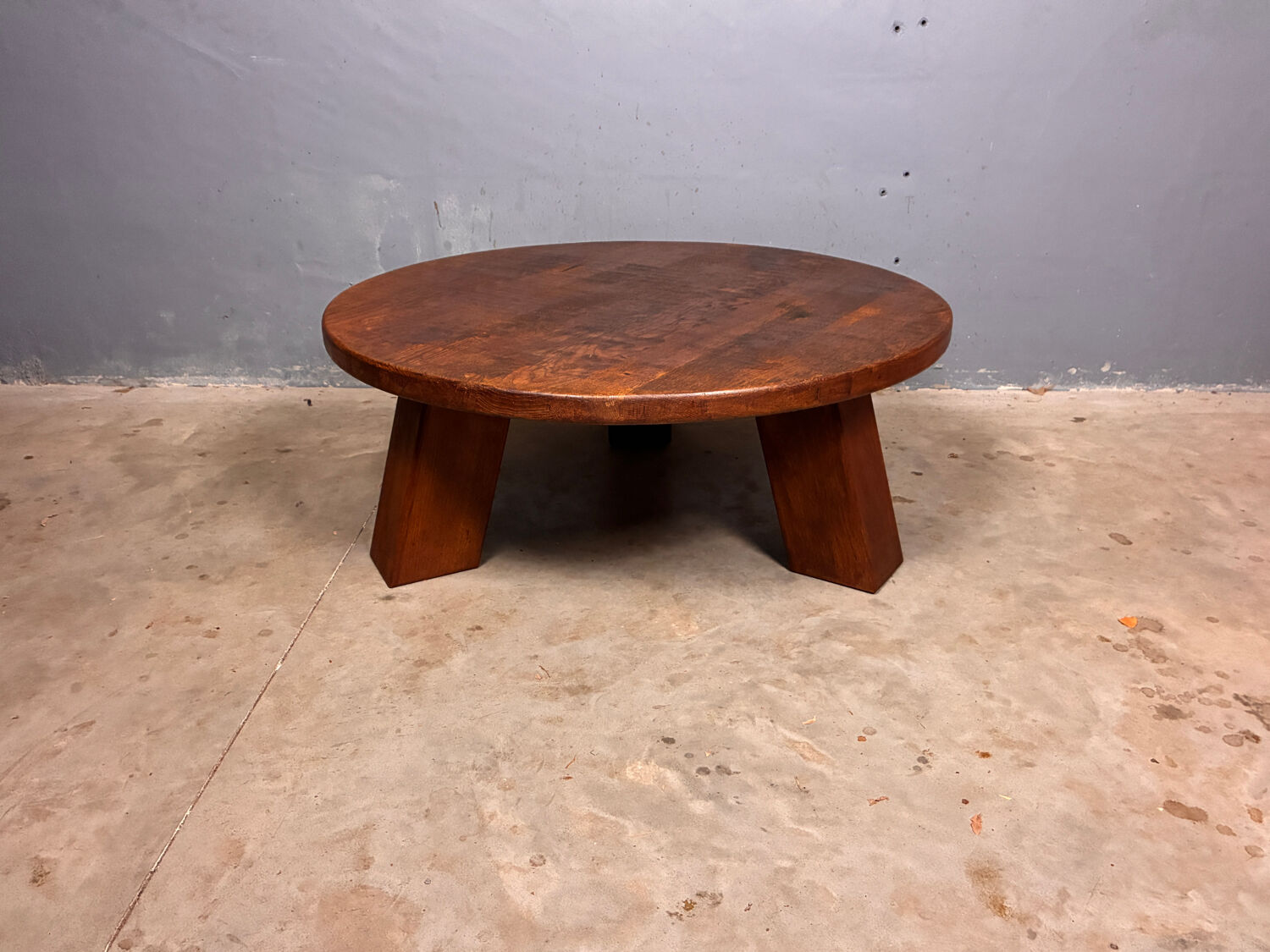 Table basse ronde brutaliste en chêne massif