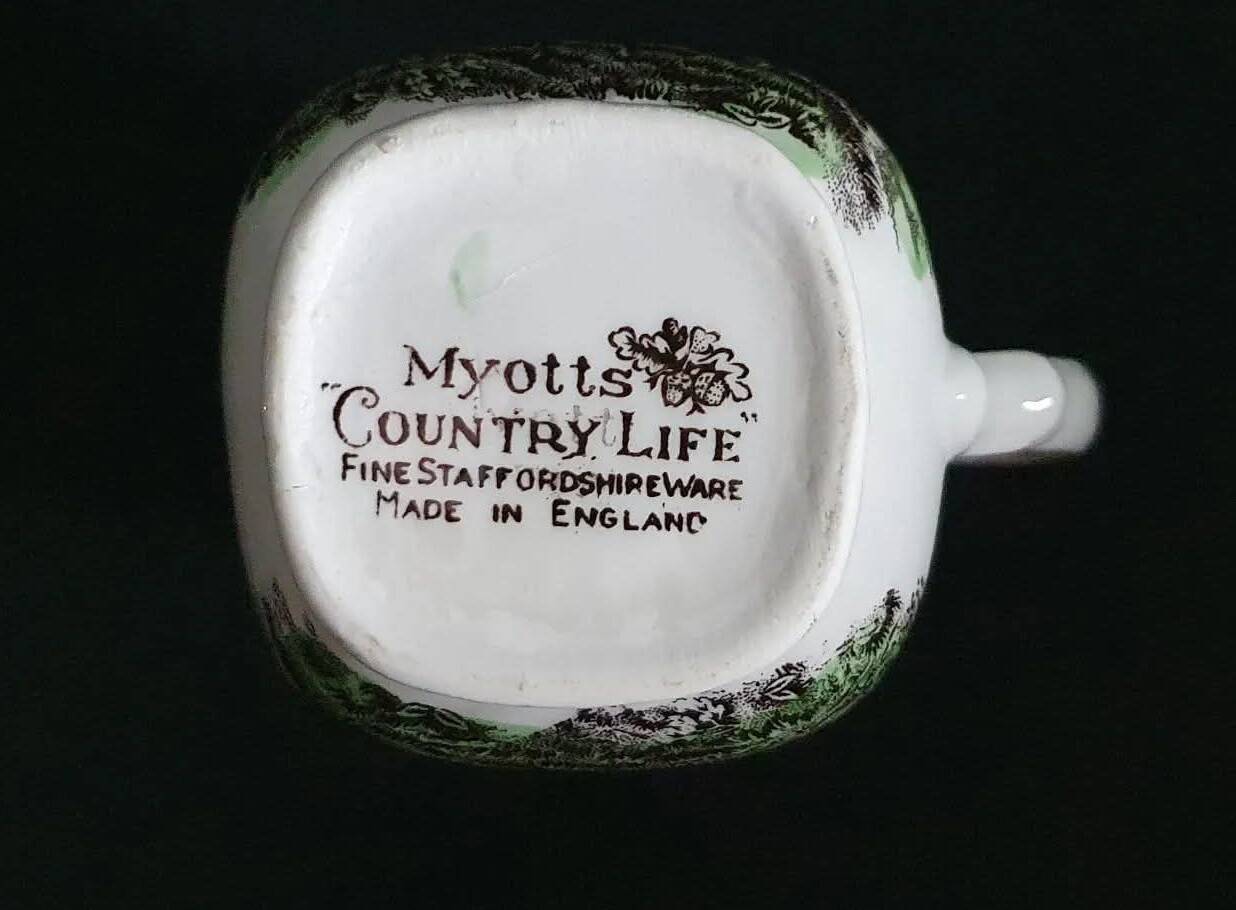 Creamer set / Milk jug and sugar bowl Myotts Country Life