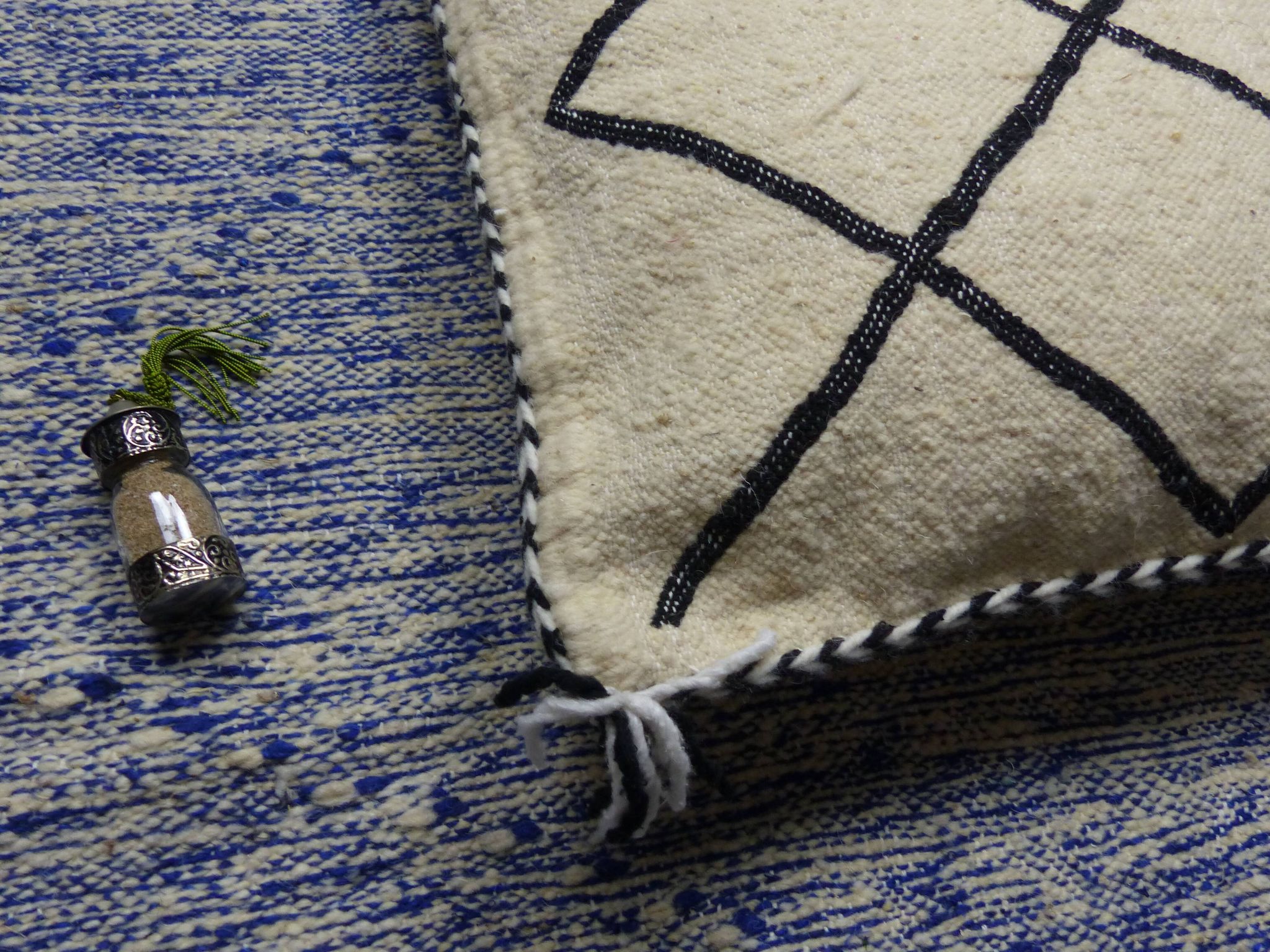 Coussin berbère kilim blanc et noir