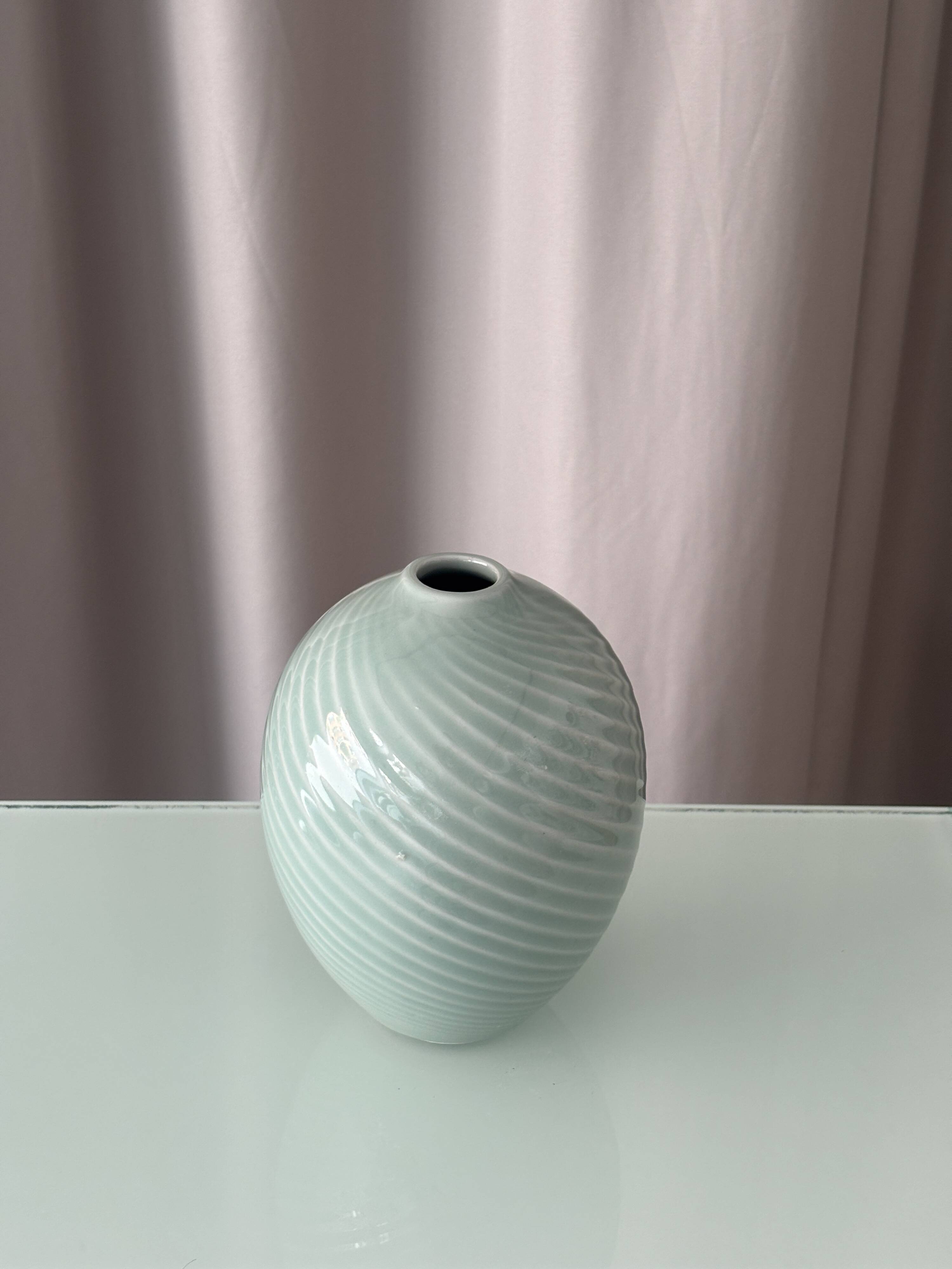 Vase en porcelaine ribbé céladon minimaliste
