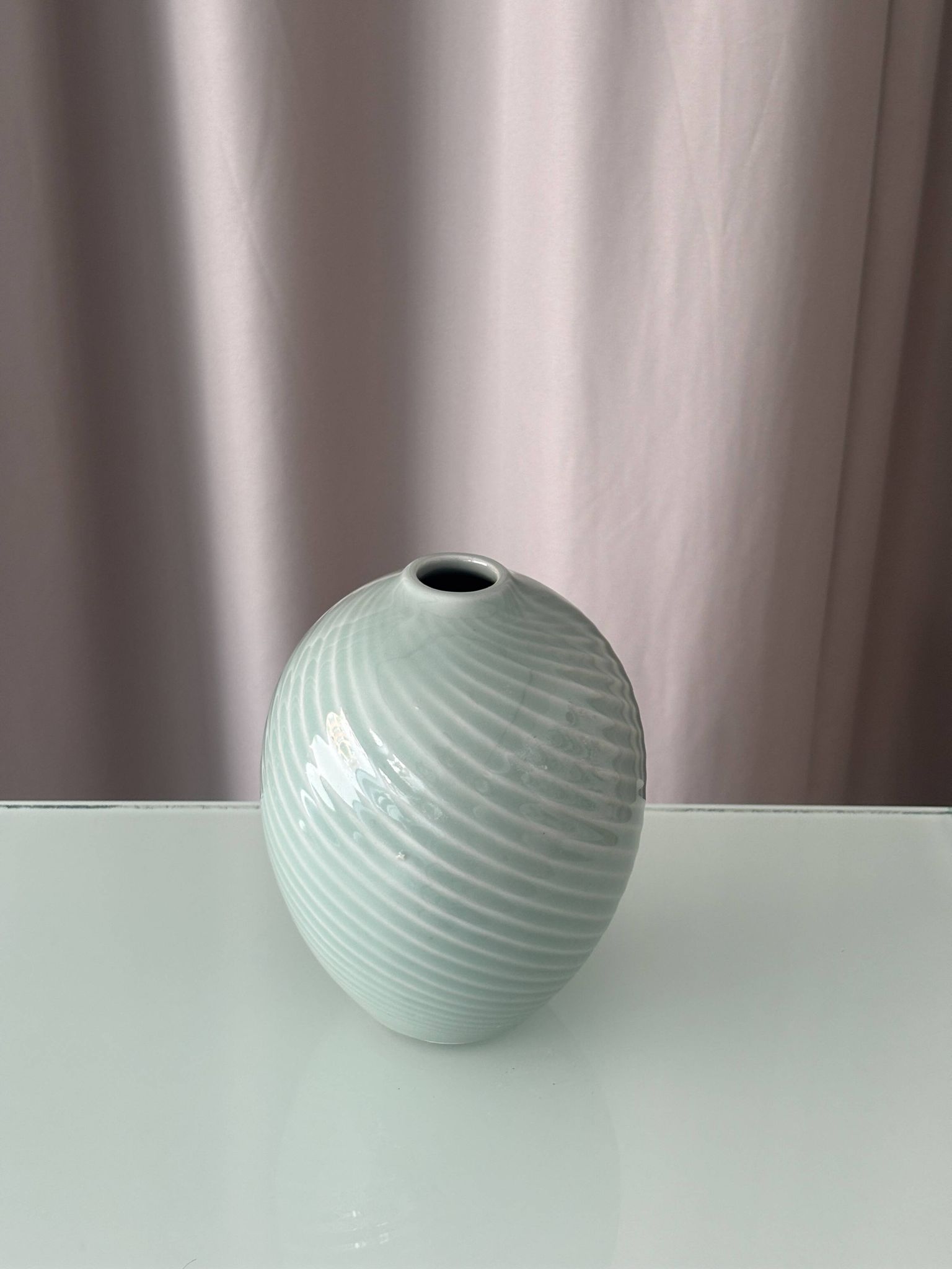 Vase en porcelaine ribbé céladon minimaliste