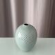 Vase en porcelaine ribbé céladon minimaliste
