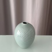 Vase en porcelaine ribbé céladon minimaliste