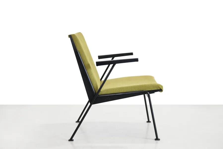 Rietveld Oase chair by Ahrend de Cirkel