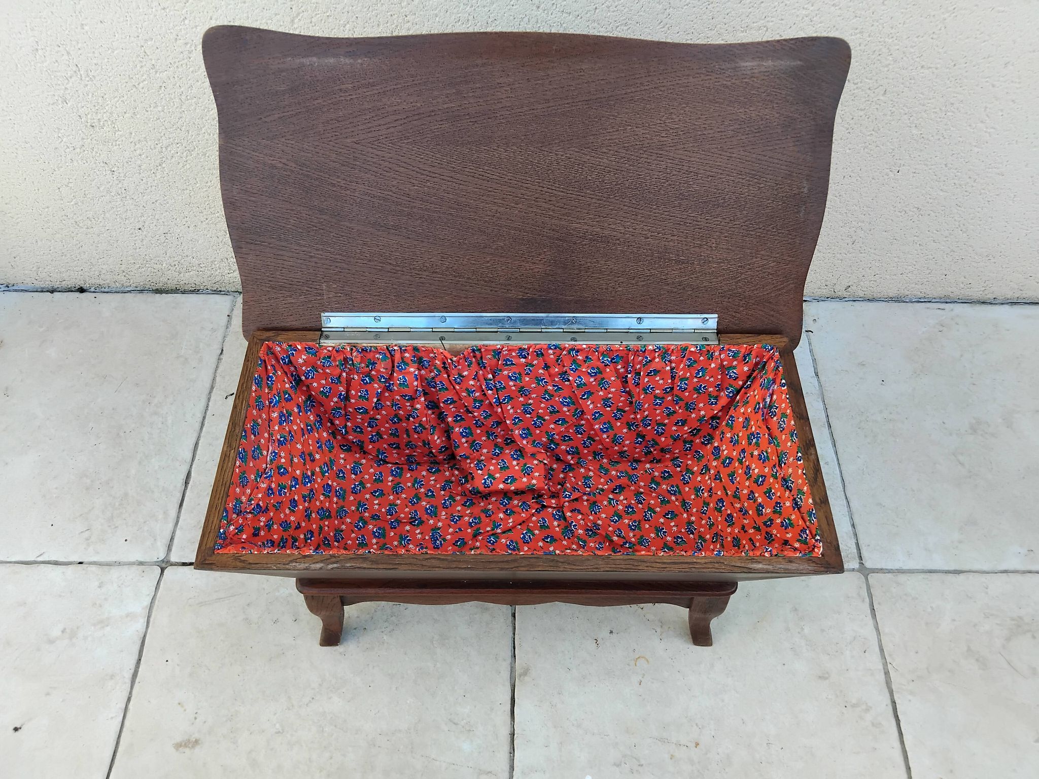 Worker's chest vintage music box knitting toy