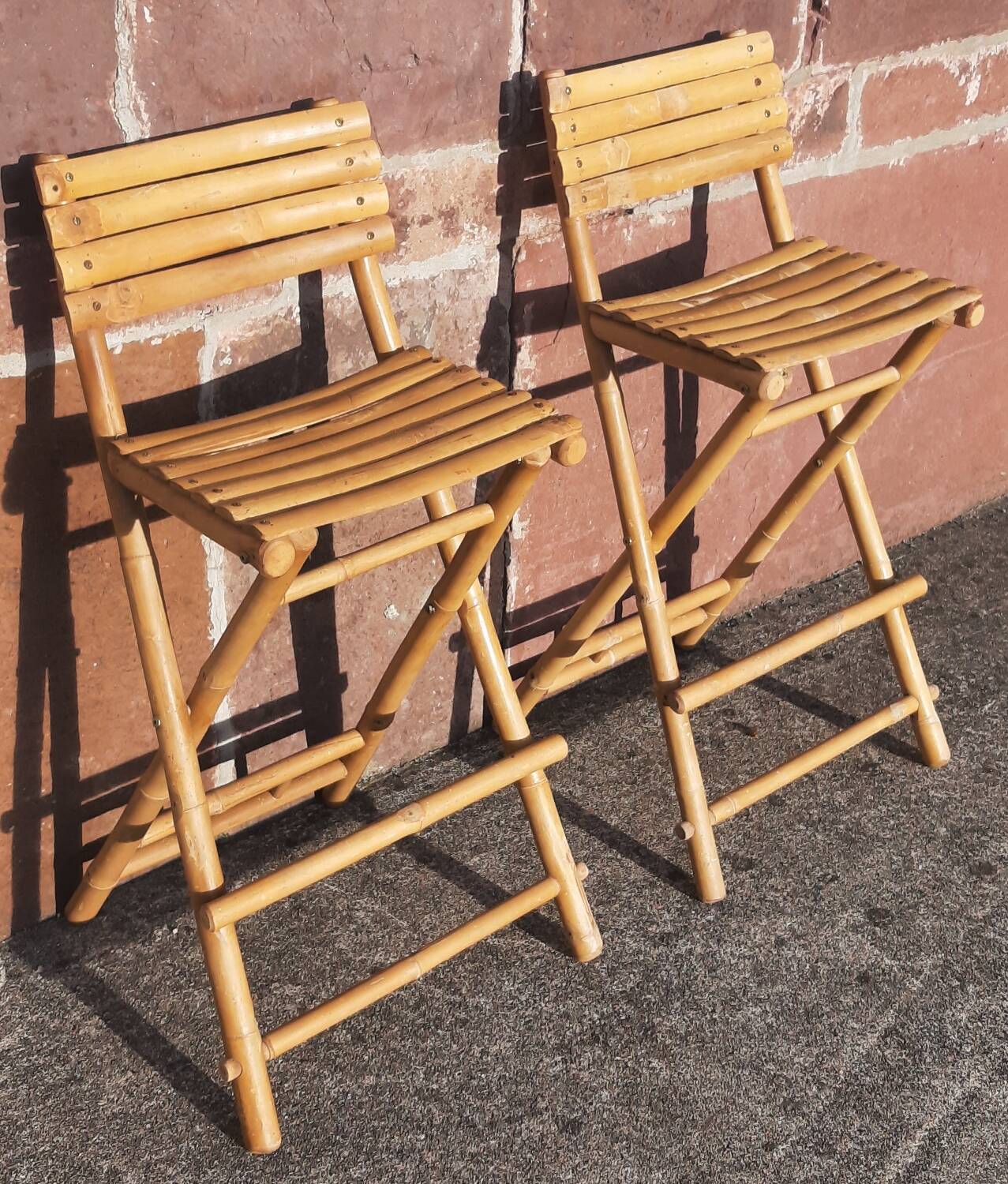 Bamboo counter or bar. (With 2 folding high chairs)