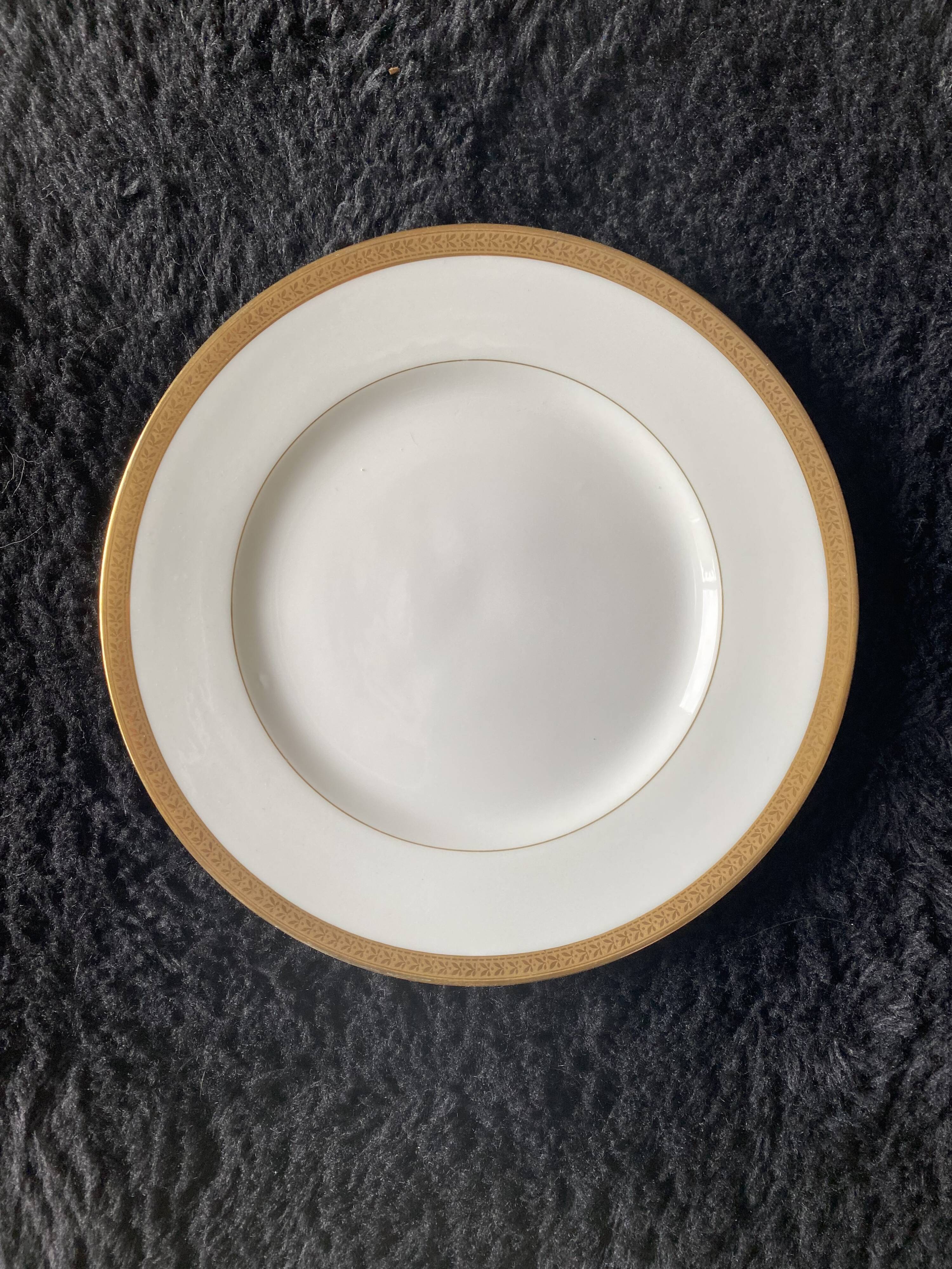Limoges porcelain flat plates and gilding