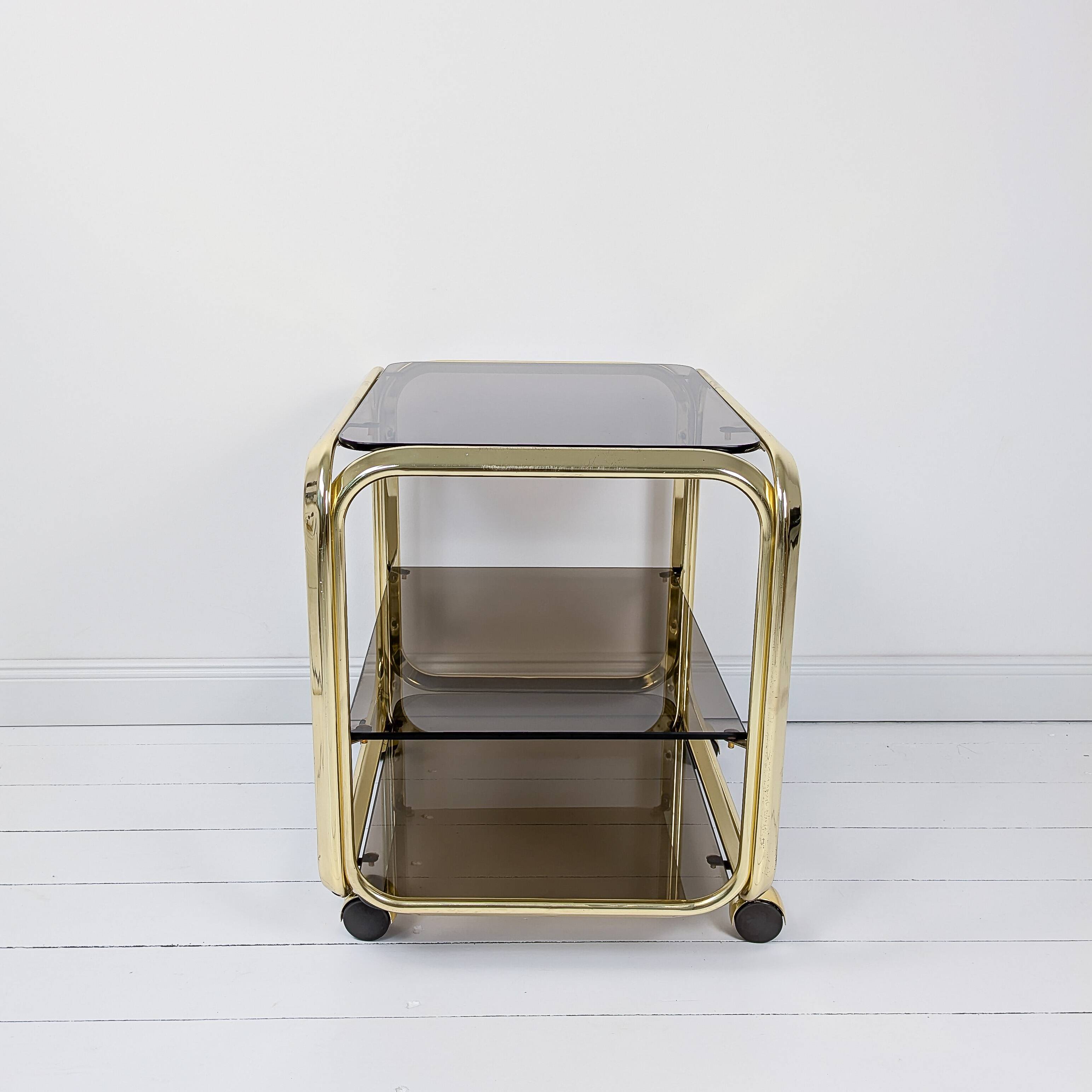 Chariot de bar Table de bar en laiton fumé Mid Century Hollywood Regency Table d'appoint à roulettes