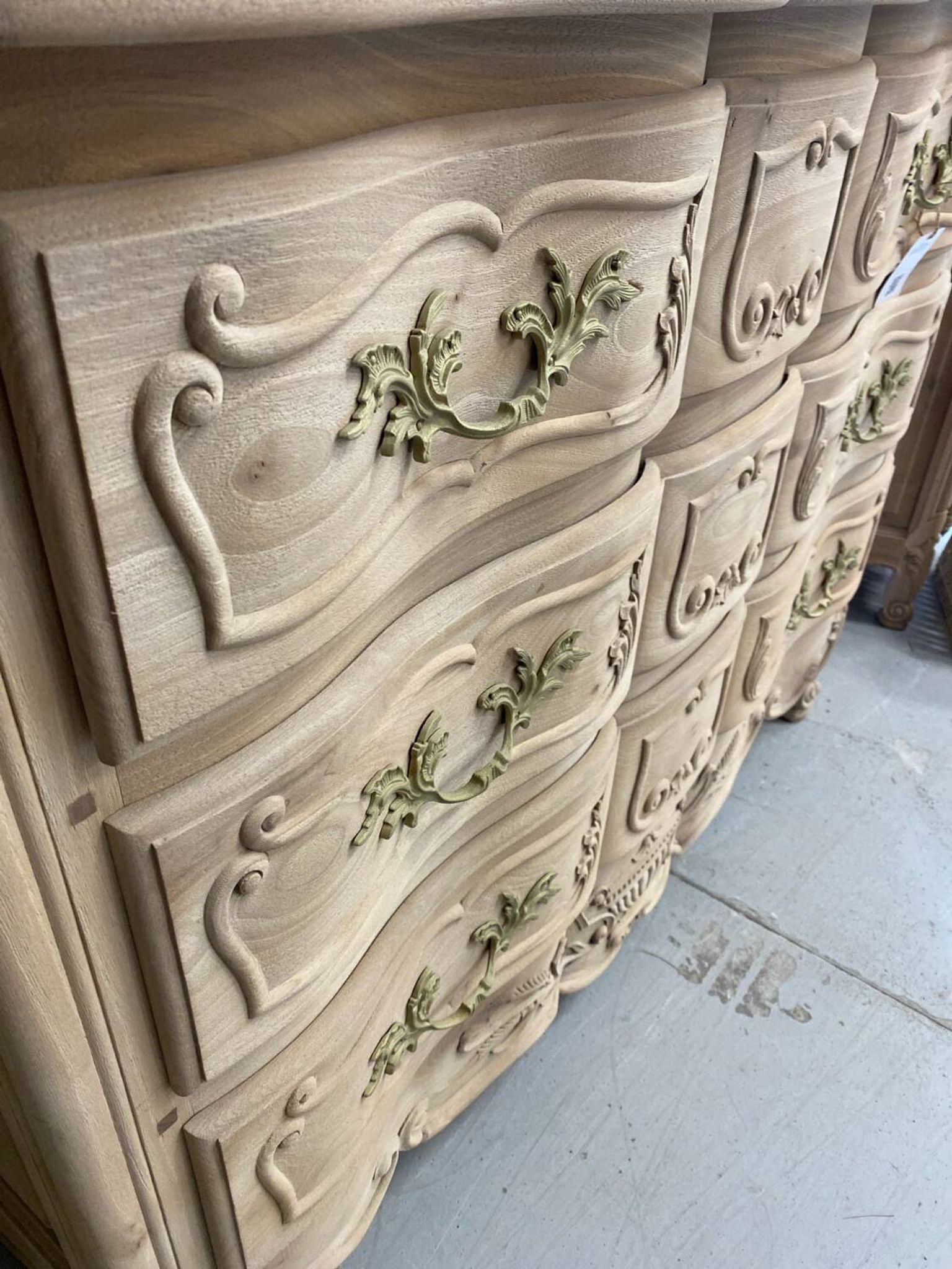 Commode louis XV en bois brut noyer