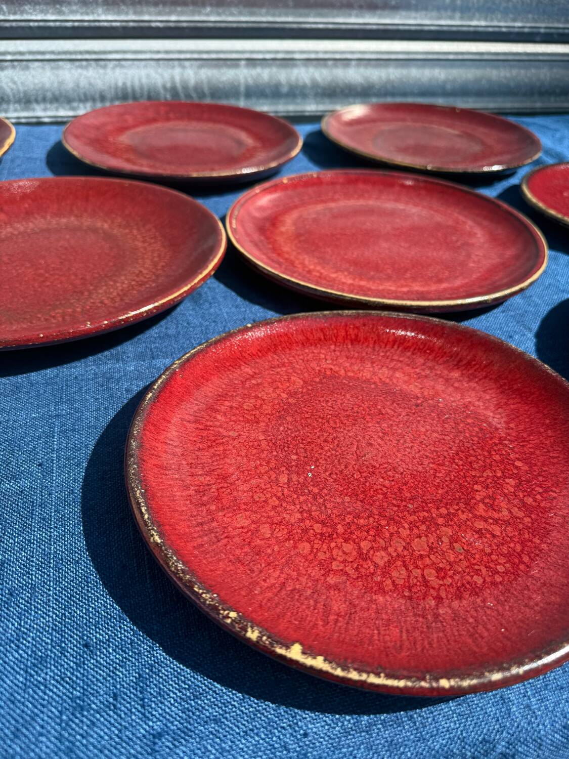 12 Assiettes en céramique sang de bœuf Chinoise des années 1950