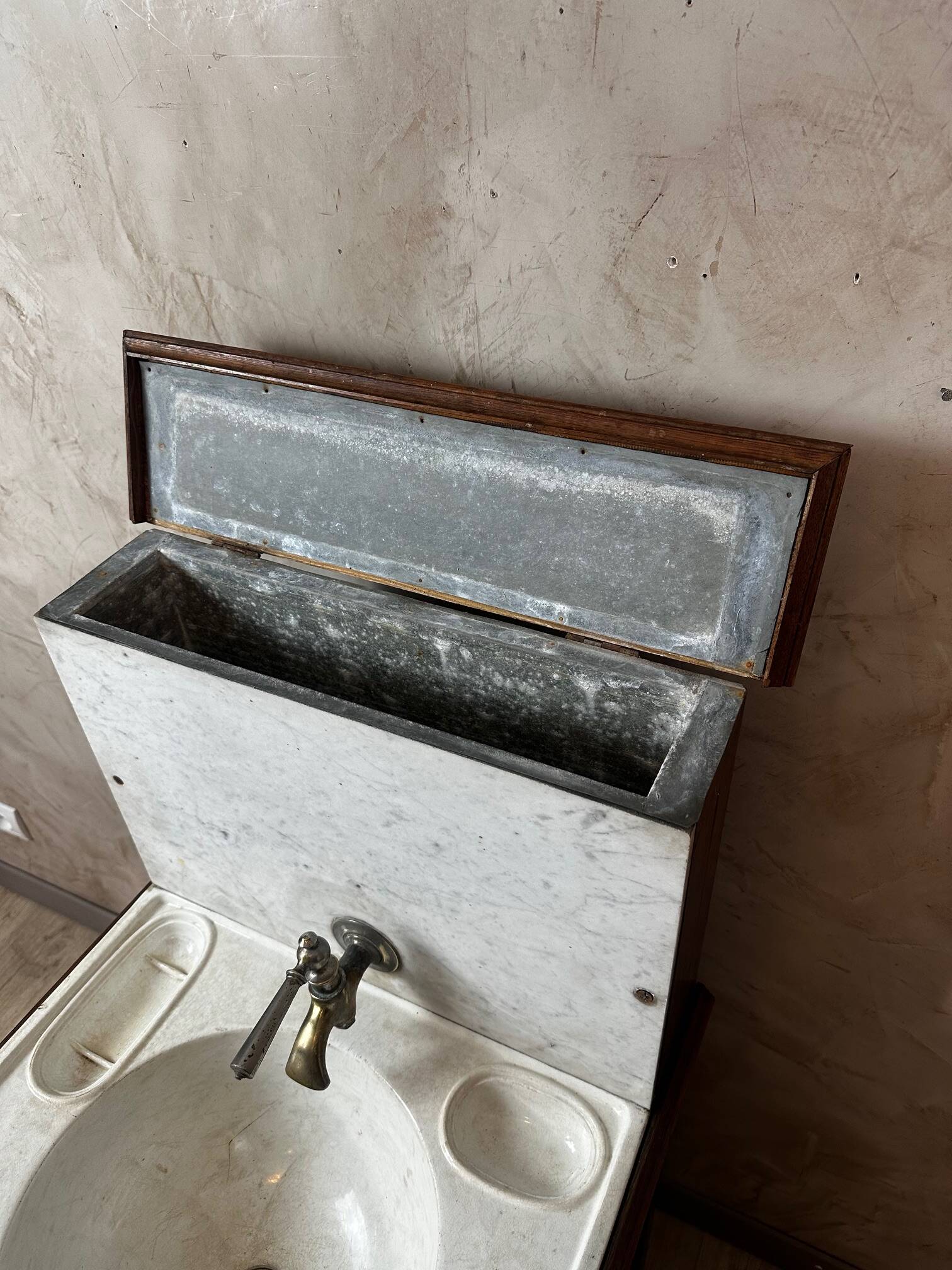 Bathroom vanity unit