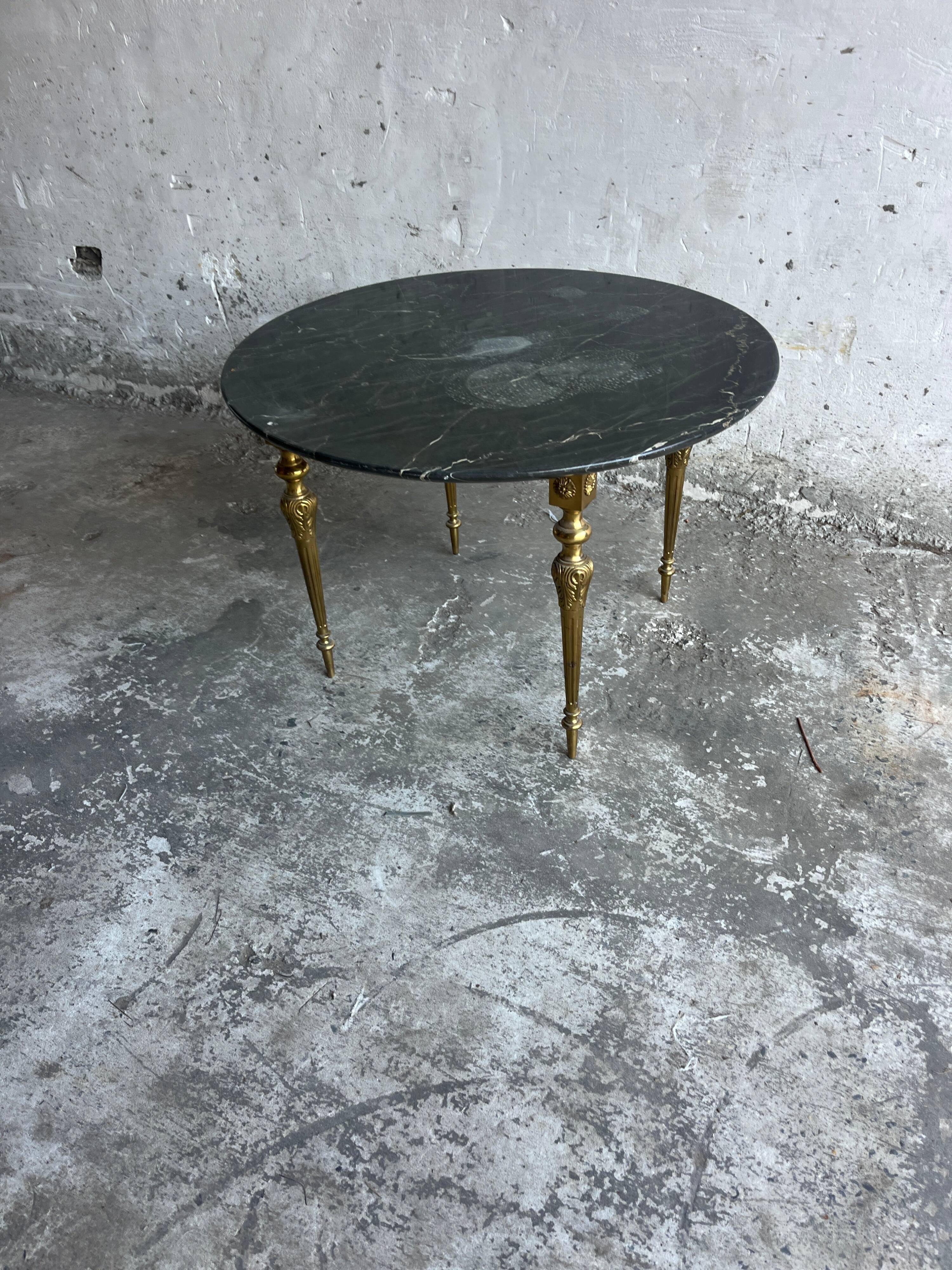 Table basse vintage en marbre noir et laiton