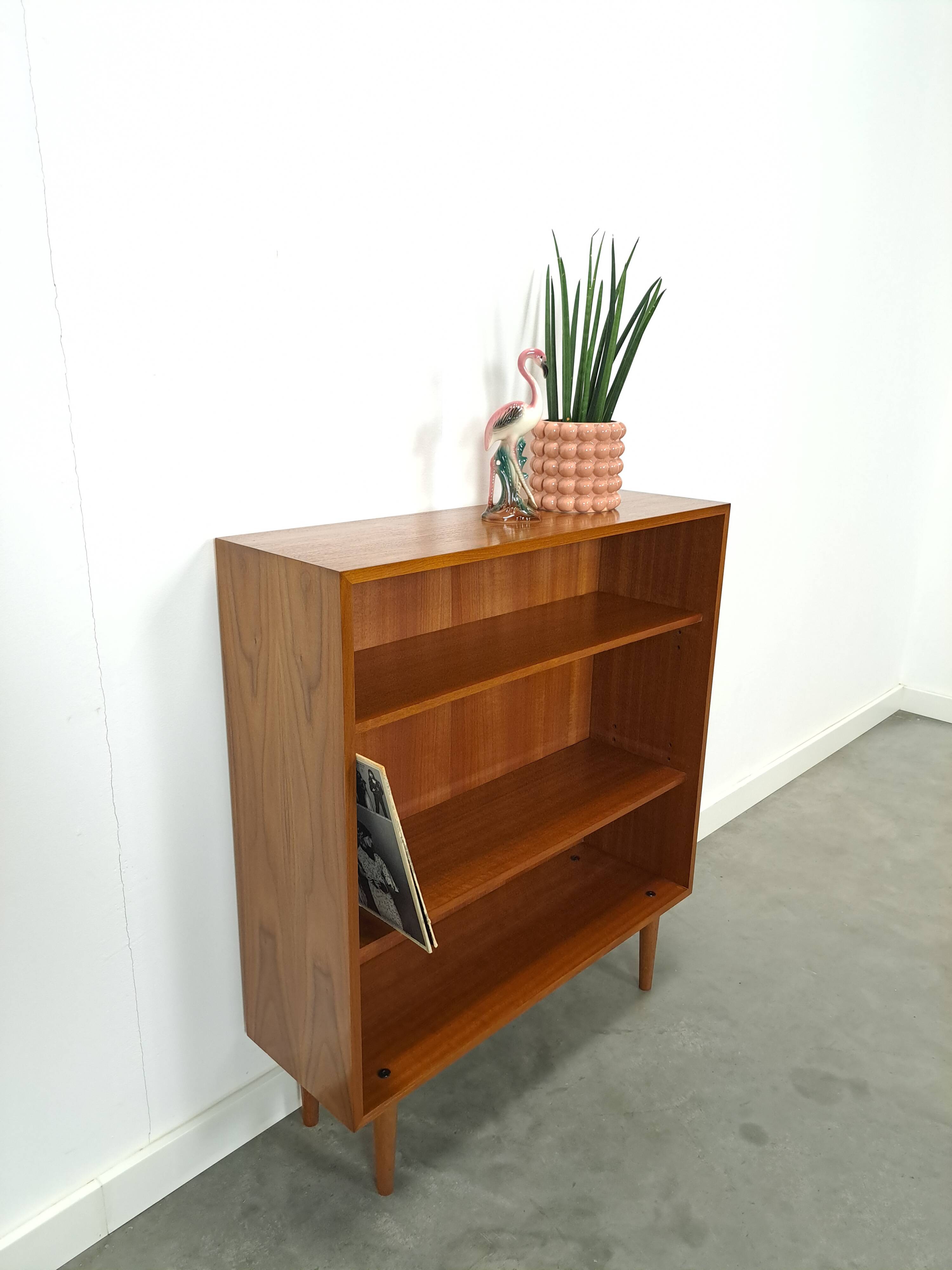 Noten fineer boekenkast LP kast met legplanken nr. 2