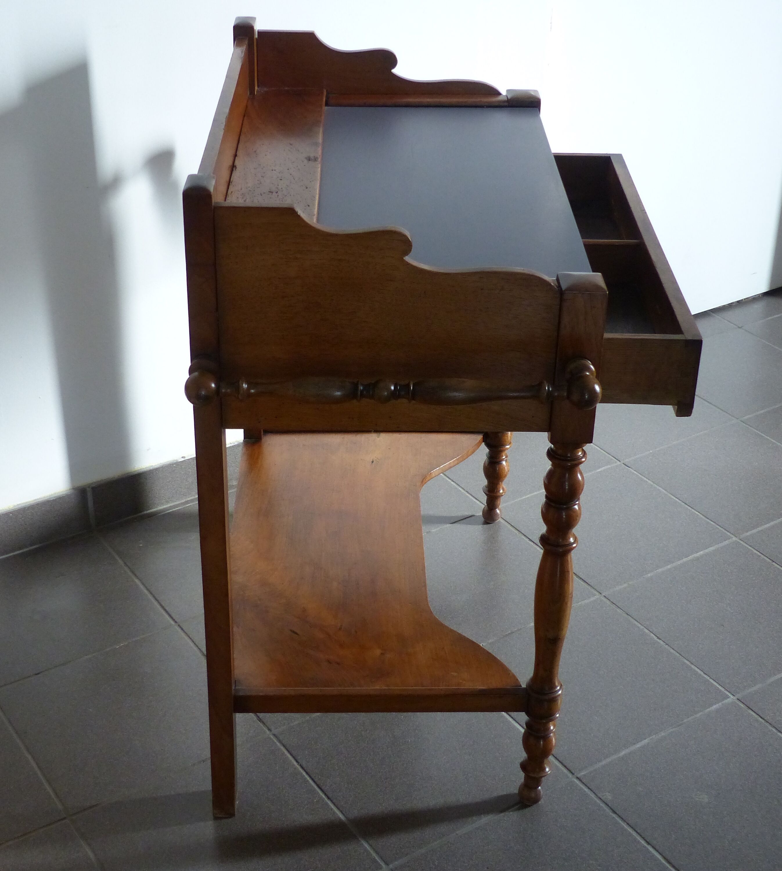 Late 19th-century walnut toilet table - Fully restored
