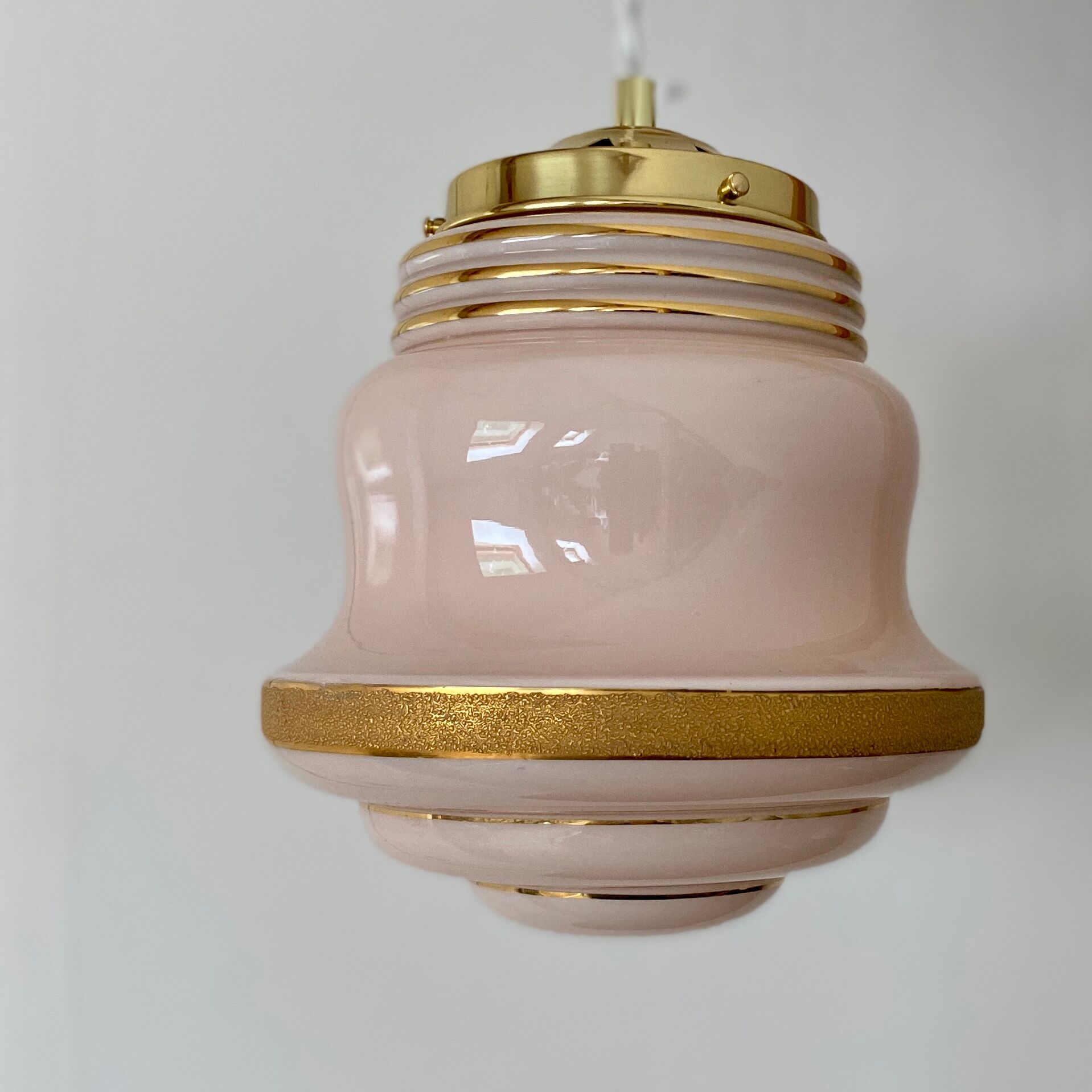 Suspension vintage globe in pink opaline with gold details