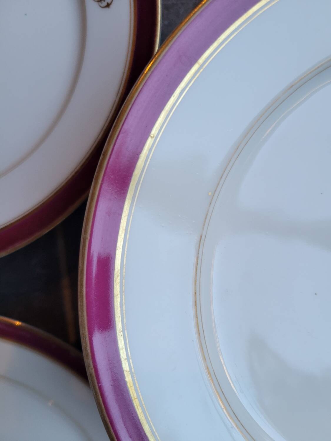 13 assiettes à dessert monogramme HS