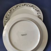 Set of 6 dinner plates and 4 dessert plates, made of porcelain.