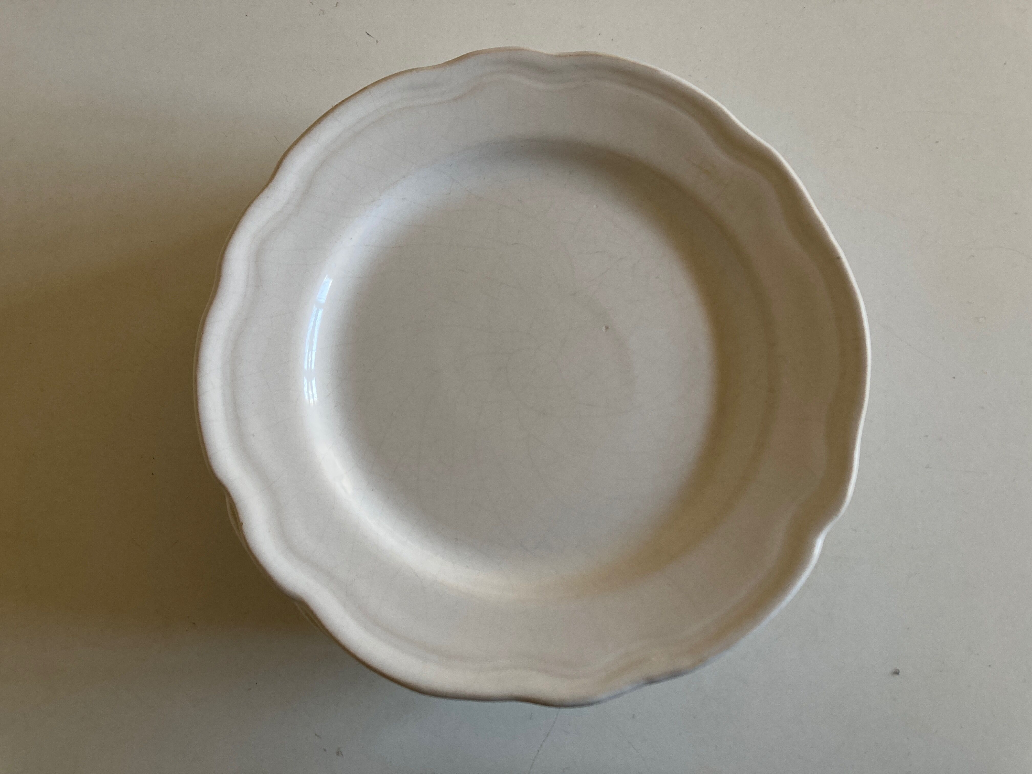 Set of 7 Mougins plates in white enamelled clay with gadroons