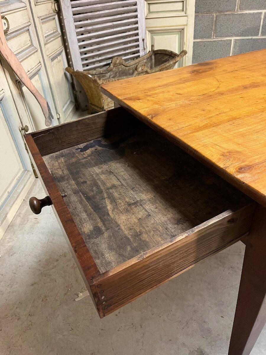 Farm table in cherry wood from the late 19th century.
