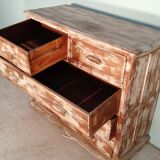 Commode en teck patinée.