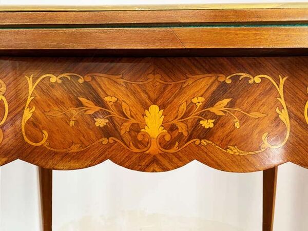 Table de jeu style Louis XV, période Napoléon III (chute de bronze et ceinture de bronze, marqueteri