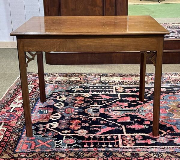 Table basse anglaise en acajou des années 1930