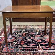Table basse anglaise en acajou des années 1930