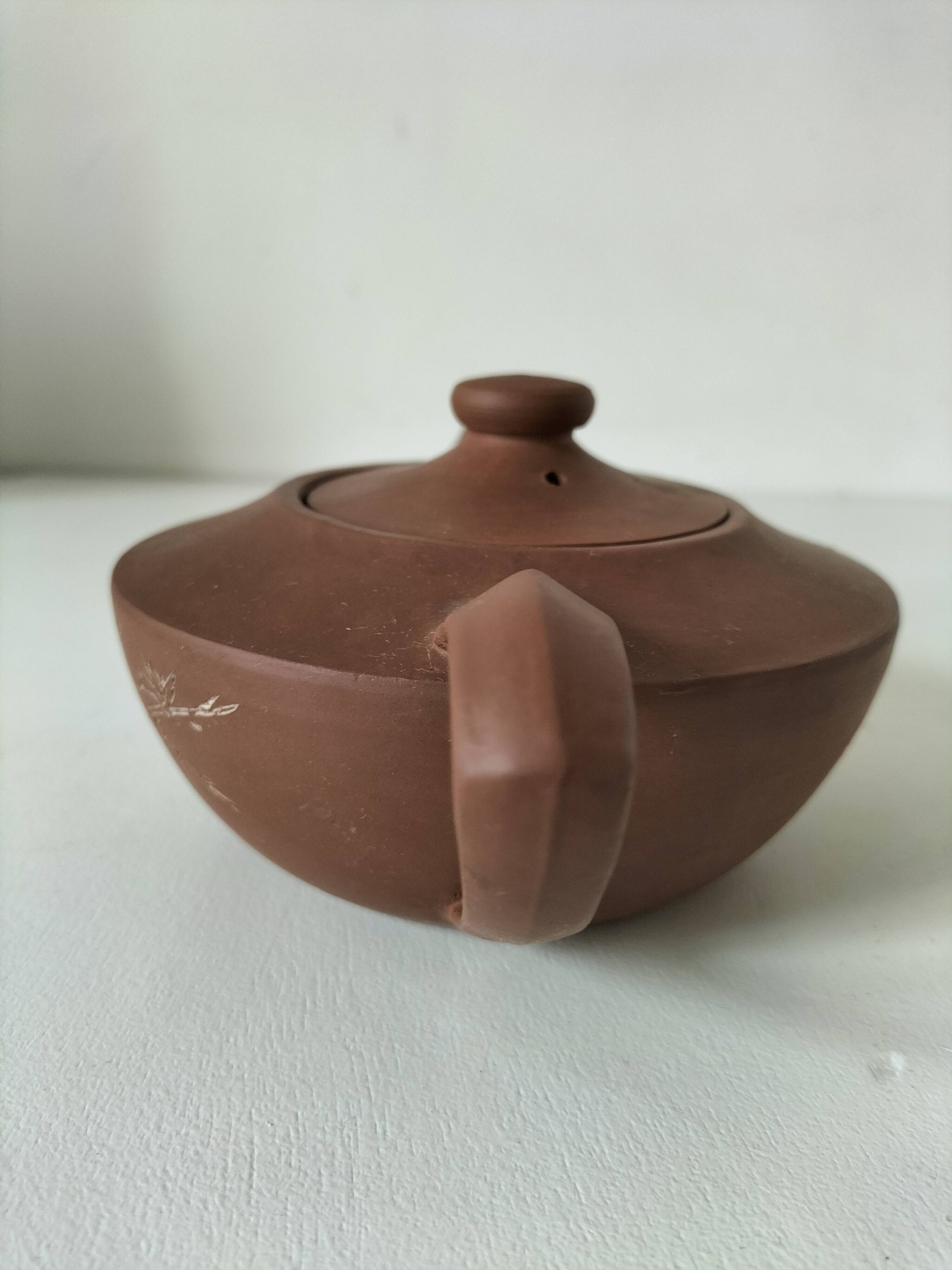 Japanese teapot in red clay engraved with integrated filter.