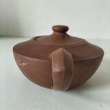 Japanese teapot in red clay engraved with integrated filter.
