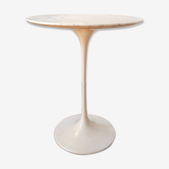 Pedestal table by Eero Saarinen for Knoll