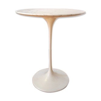 Pedestal table by Eero Saarinen for Knoll