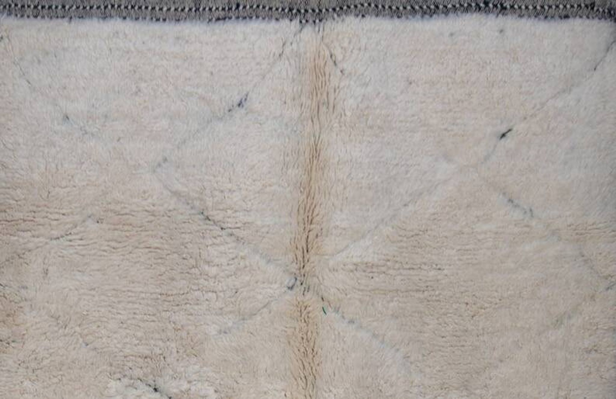 Handmade traditional Moroccan wool rug size 150x250 cm.