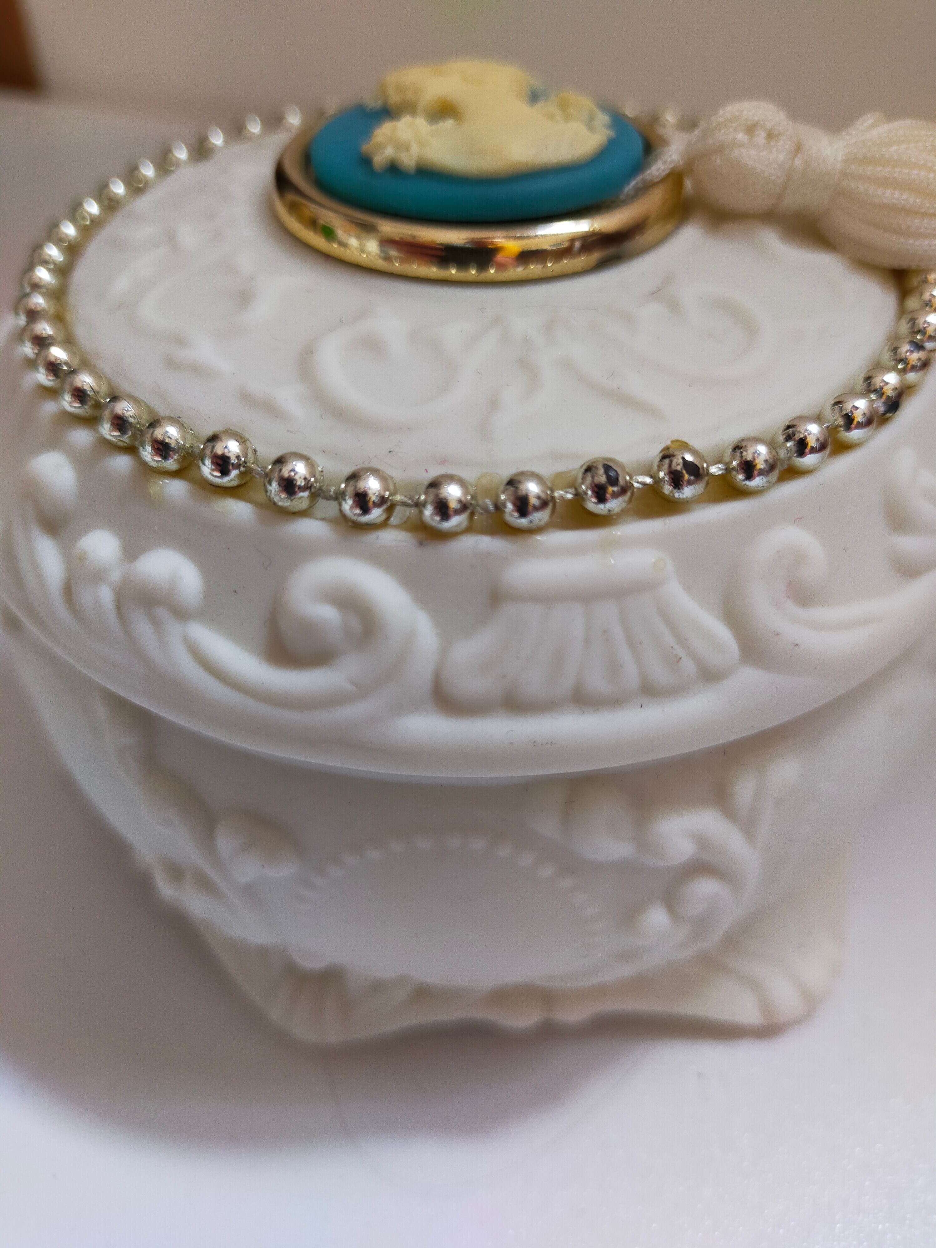 Boîte à bijoux en biscuit vintage