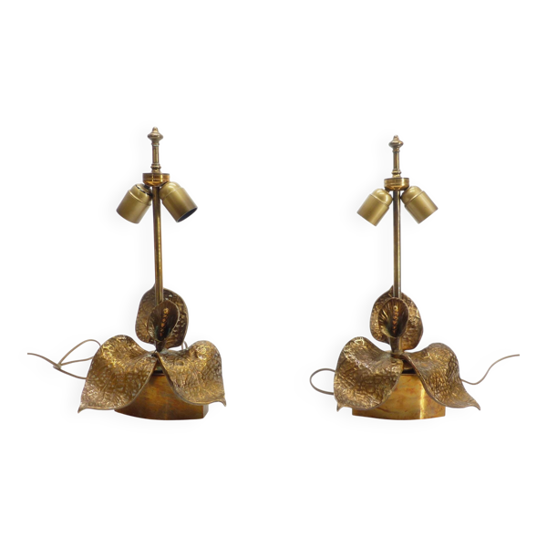 Paire de lampes florales en laiton martelé, travail français brutaliste