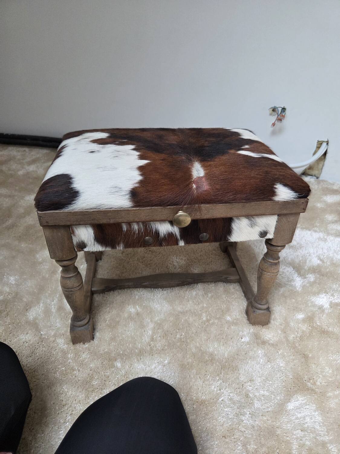 Tabouret coffre vintage en bois et peau de vache