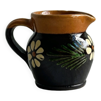 Petit pichet Alsacien en céramique noire et marron, décoré de motifs floraux peints à la main.