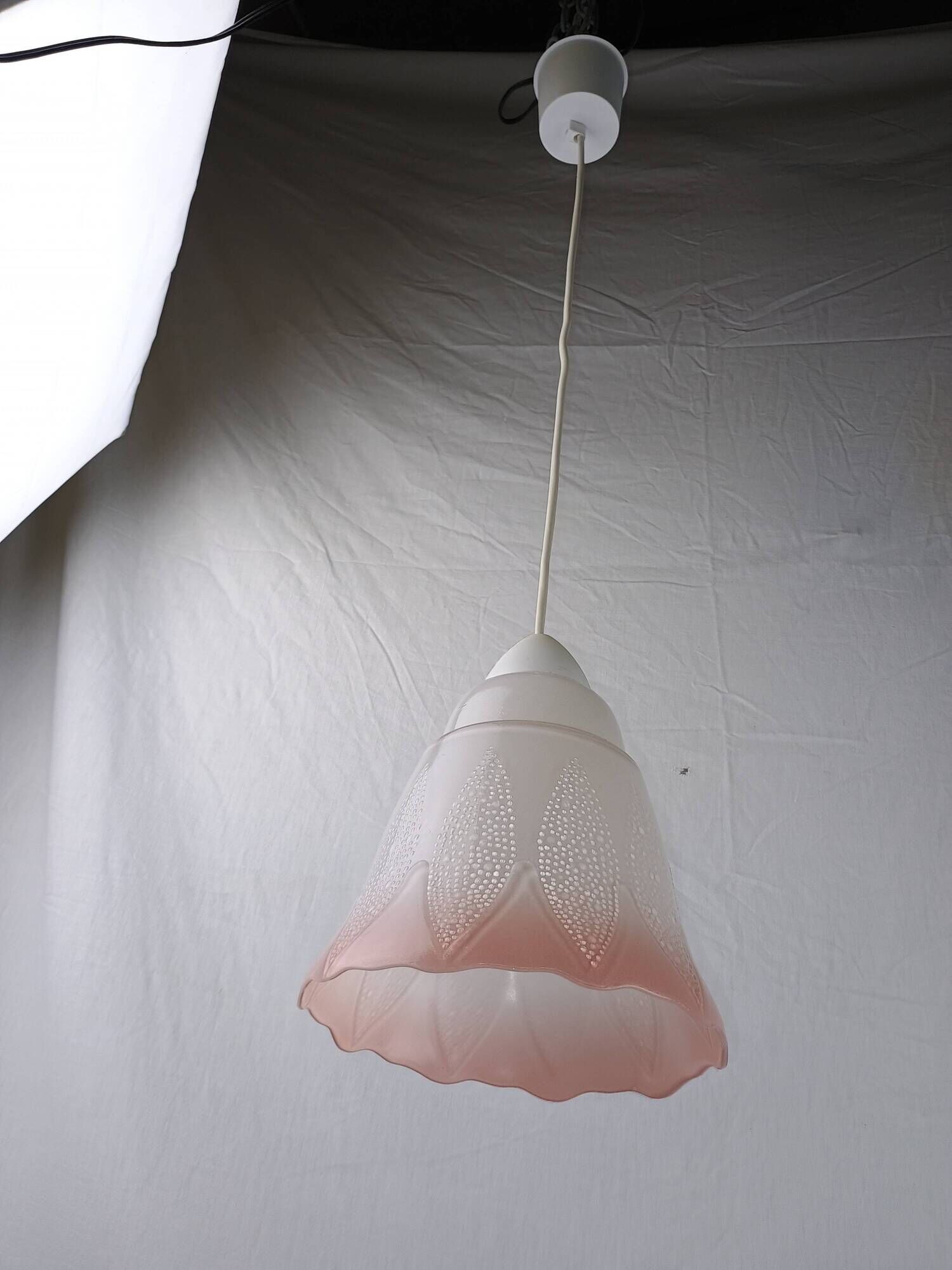 Mid-century white and pink glass suspension light, French vintage from the 1950s to 1960s.