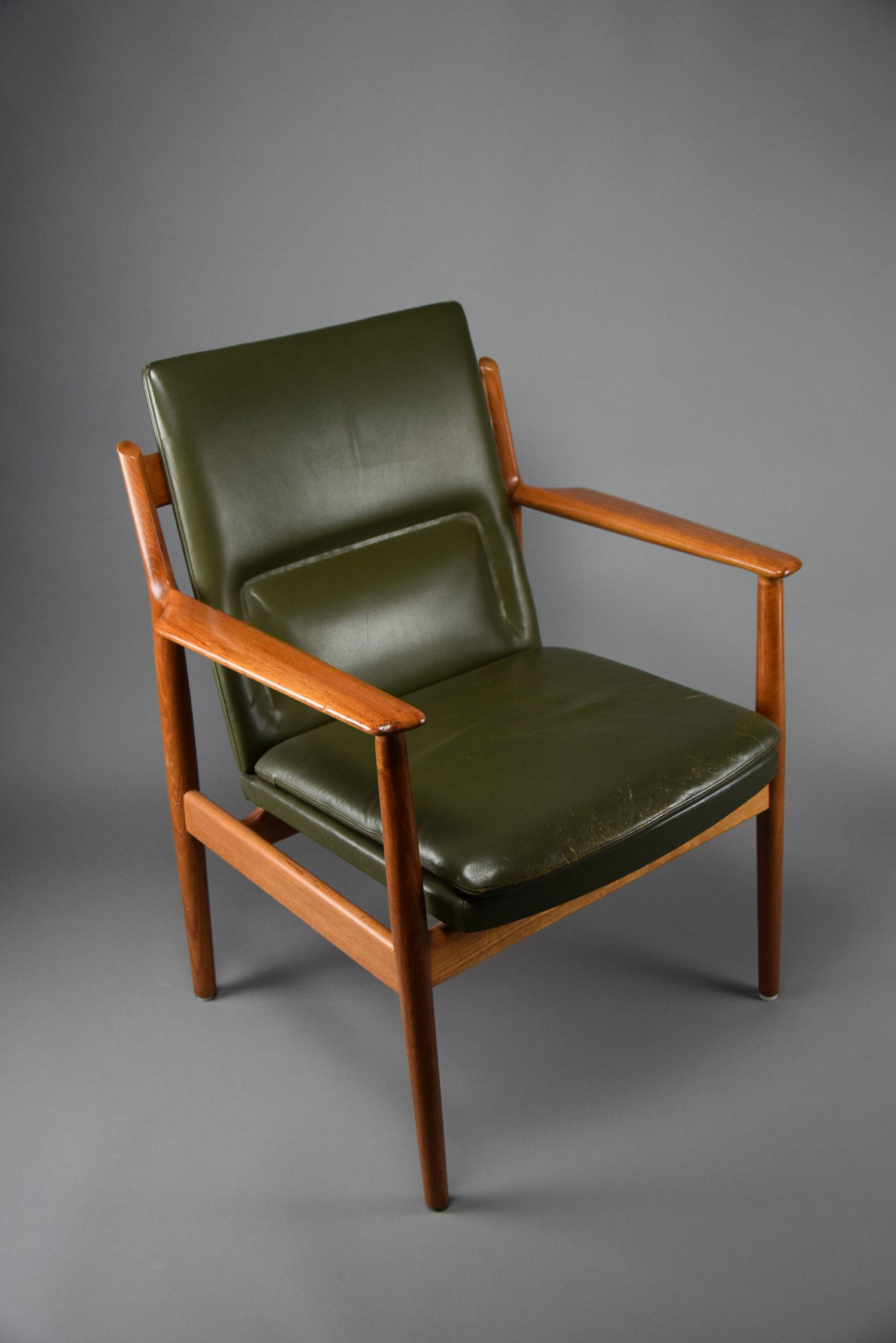 Fauteuil danois moderne du milieu du siècle, vert olive, modèle 431 par Arne Vodder