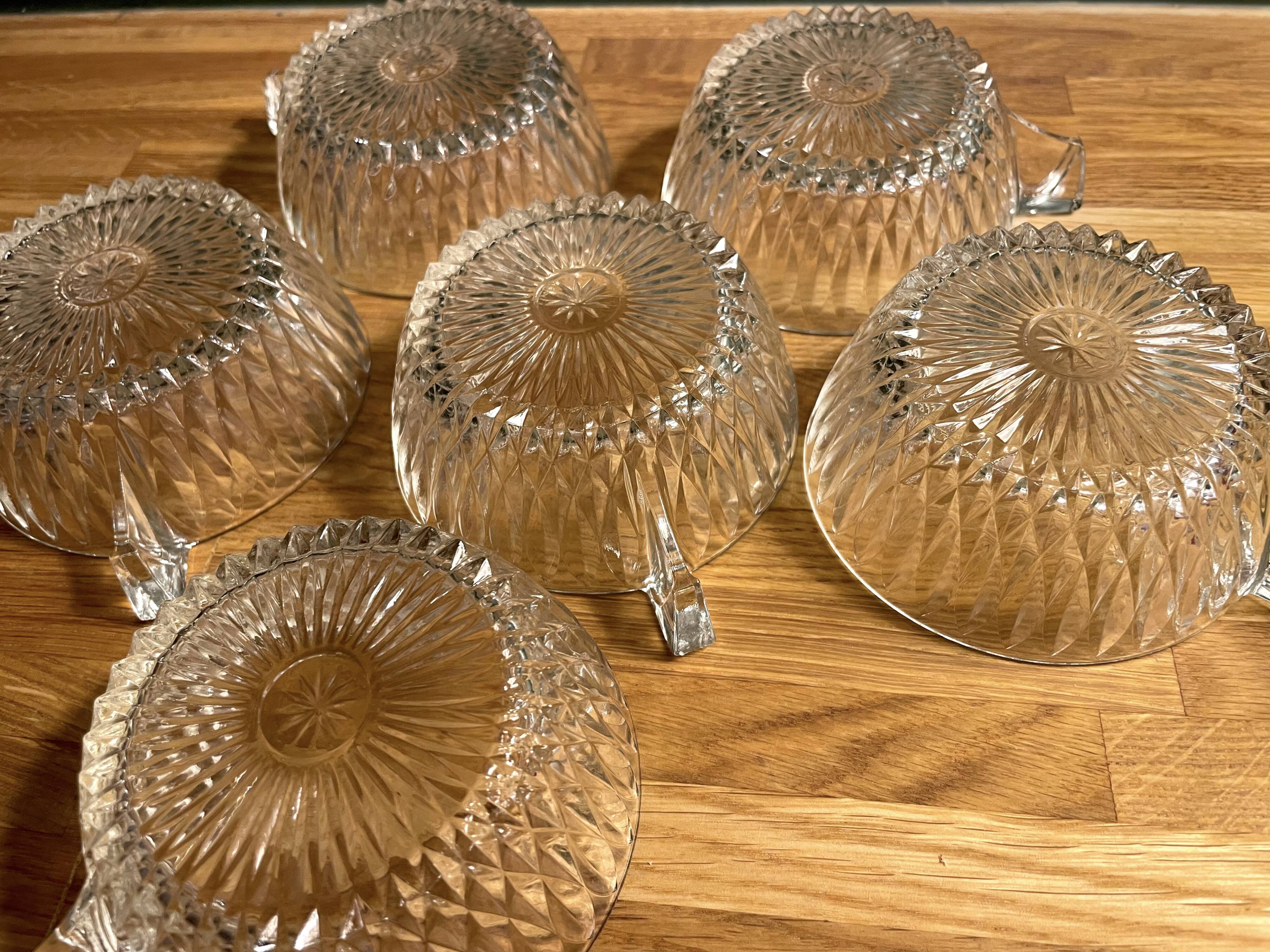 6 tasses à café en verre ciselé vintage en très bon état