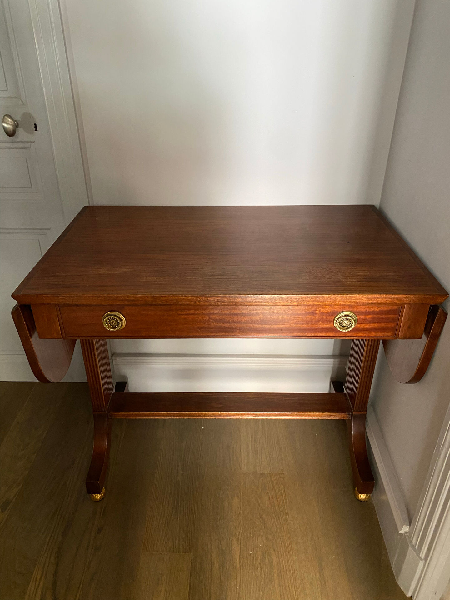 Bureau vendu / Table d'appoint de style Empire en acajou avec tiroir.
