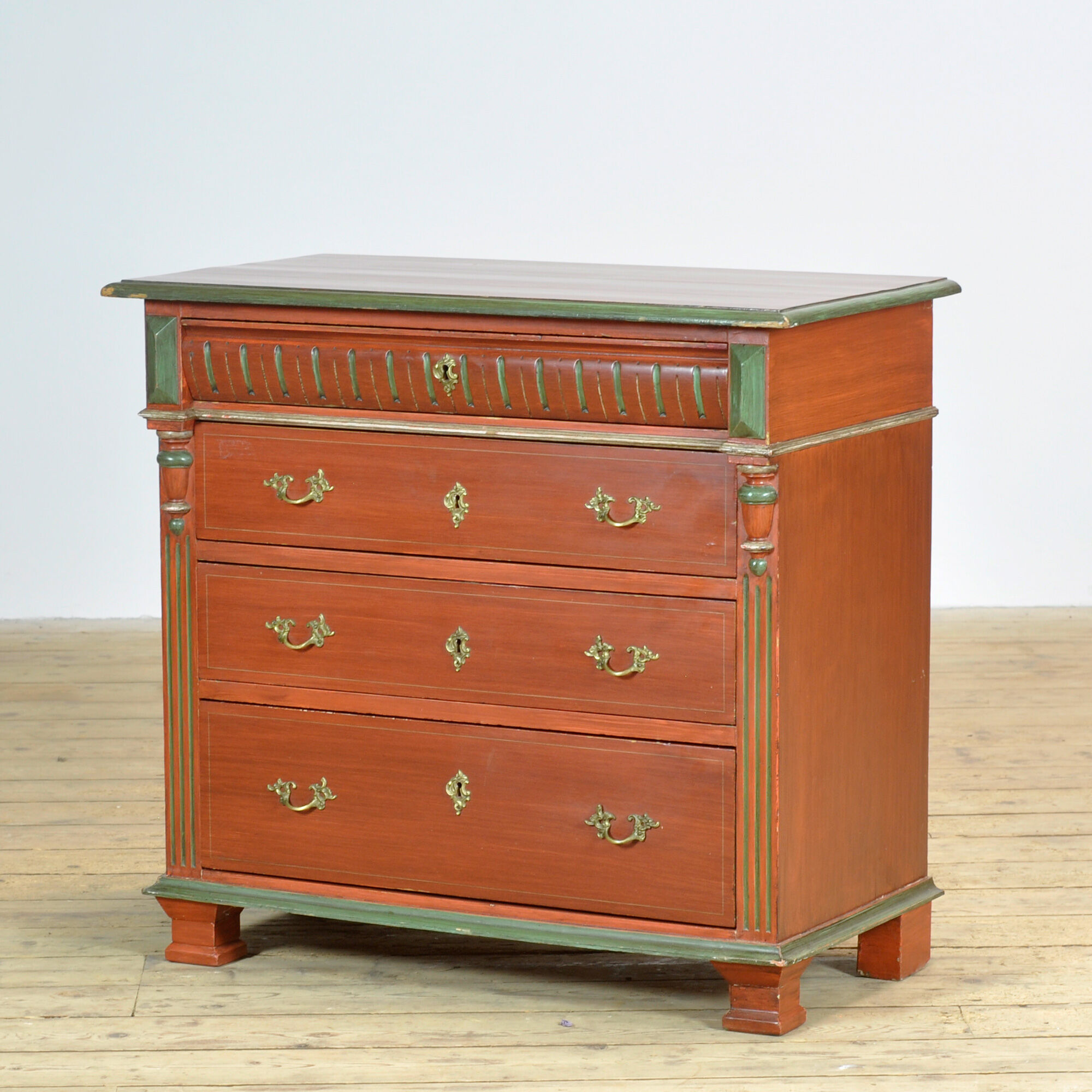 Pine chest of drawers, circa 1925